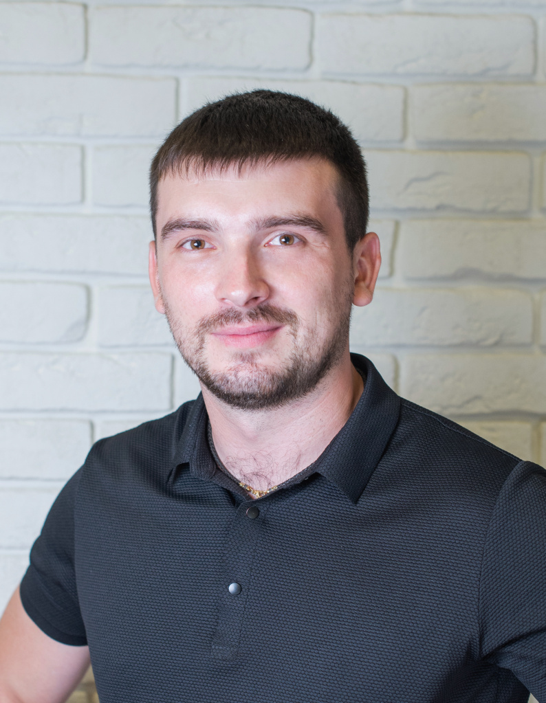 Менеджер отдела продаж ТД Снабженец Гудманян Руслан 8 969 286 84 05 Руслан белый фон